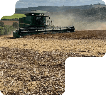 colheitadeira arando a terra - Multibelt Correias Industriais e Agrícolas