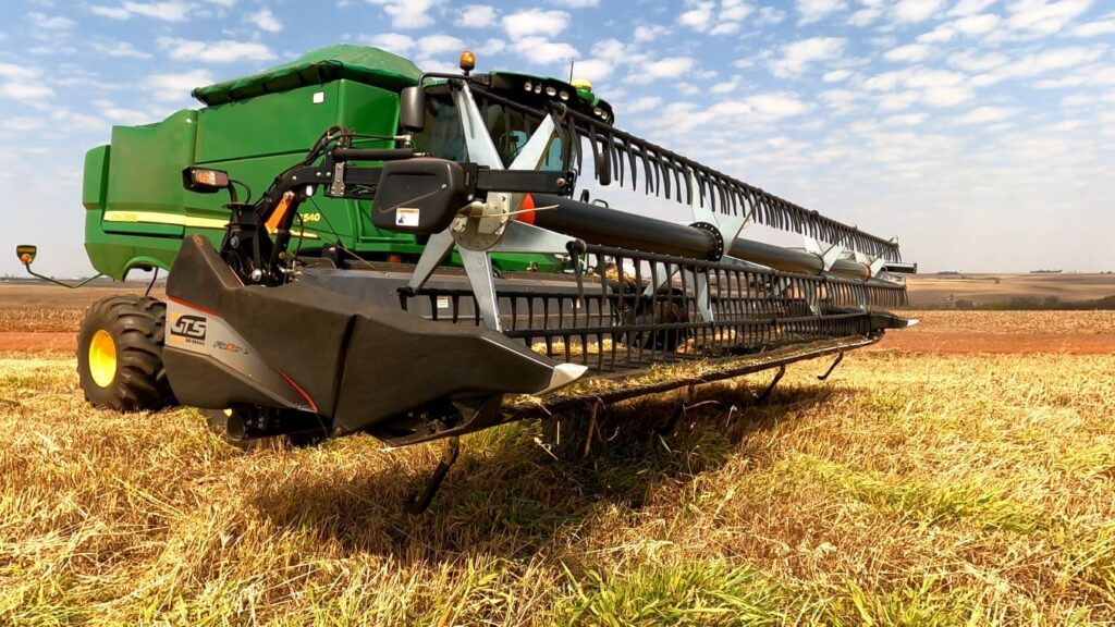 Plataforma Draper: guia definitivo 1 plataforma draper, draper, sistema draper, correias, esteira draper, draper vs caracol, plataforma draper flex, manutenção plataforma draper, quando trocar esteira draper plataforma draper alimentando colheitadeira com esteiras